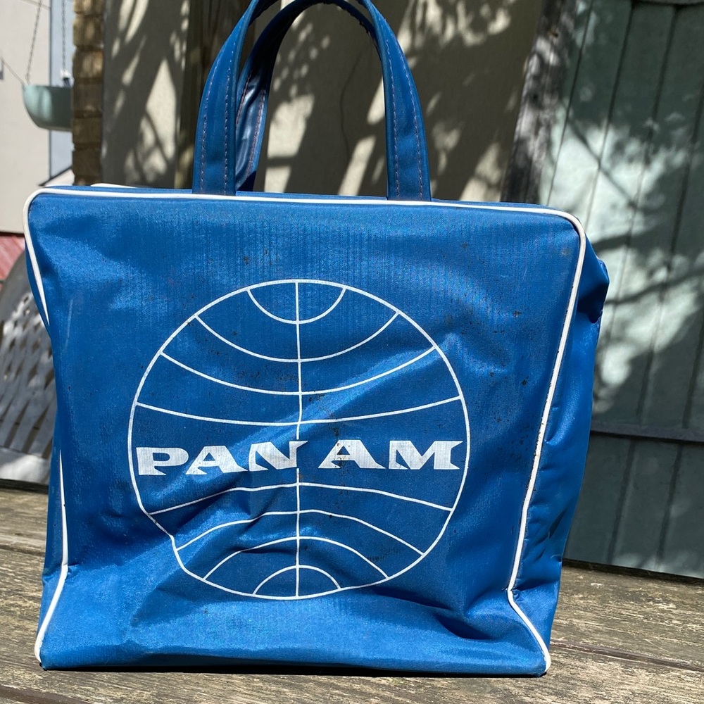 Vintage PAN AM bag.
Zipper works. No holes/tears. But is pretty dirty.